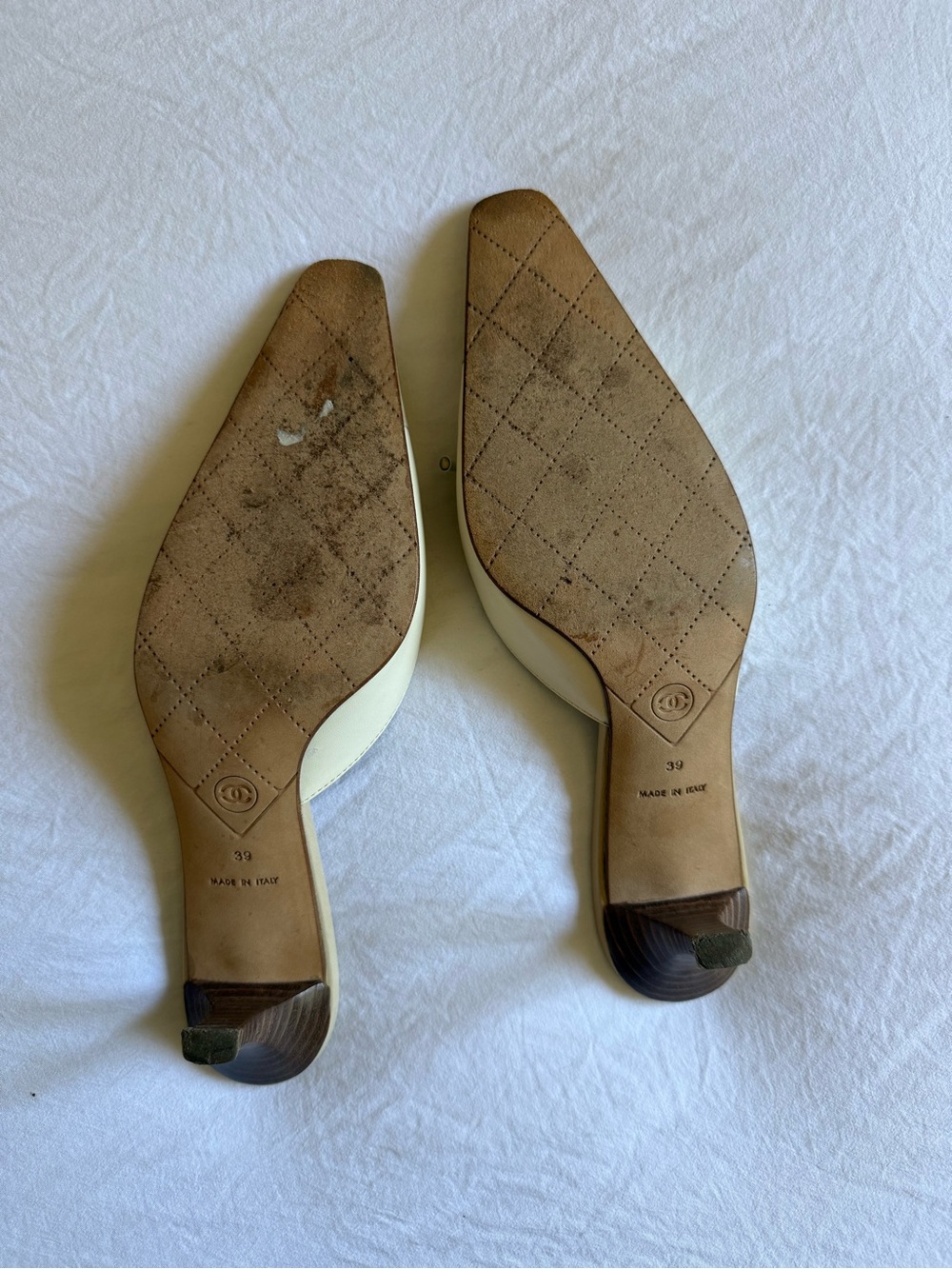 CHANEL Vintage Rare Cream and Beige Leather Pointed Mule with Bow and CC logo - Picture 3 of 13